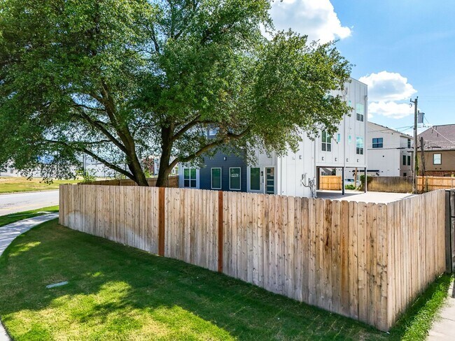 Building Photo - 2400 Benbrook Dr
