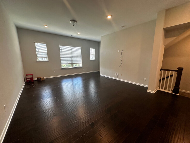 Building Photo - Room in Townhome on Whitby Moore St