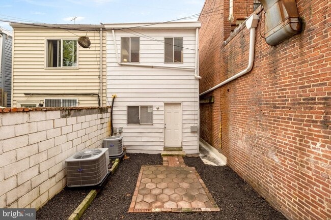 Building Photo - 1102 K St SE