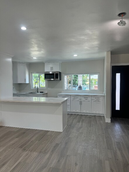 Primary Photo - 14670 Harding St