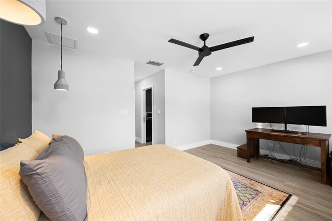 Building Photo - 340 City View Dr