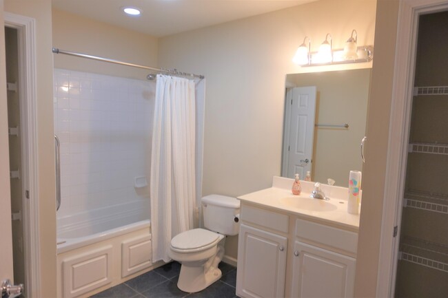 Building Photo - 303 Heritage Club Dr