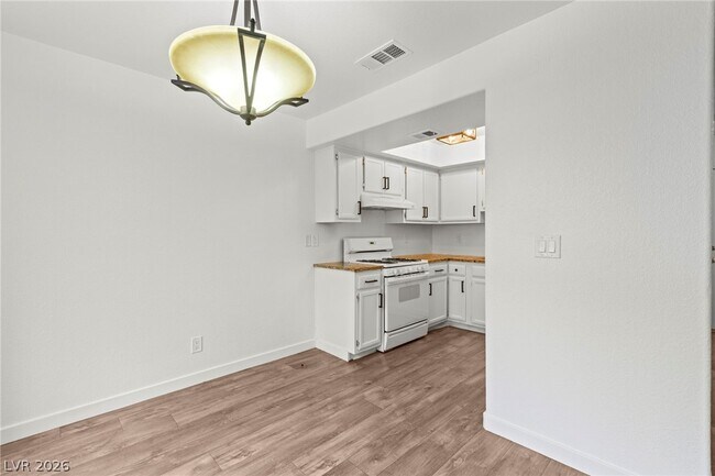 Building Photo - 2212 Silver Pine Dr