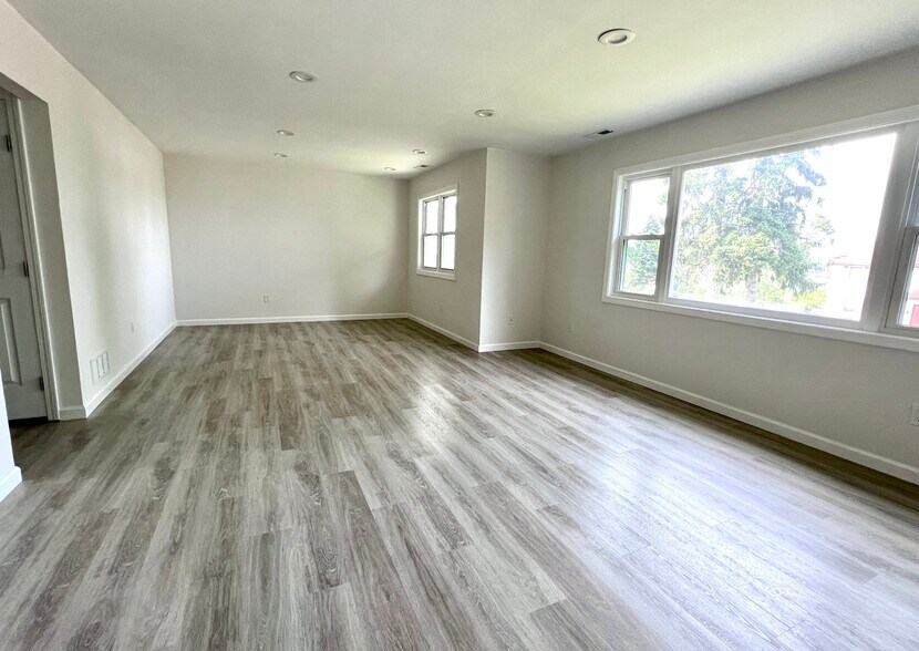 Building Photo - 171 Clark St