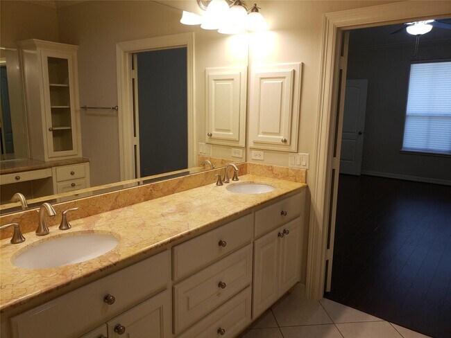 Building Photo - 4330 Lake Run Dr