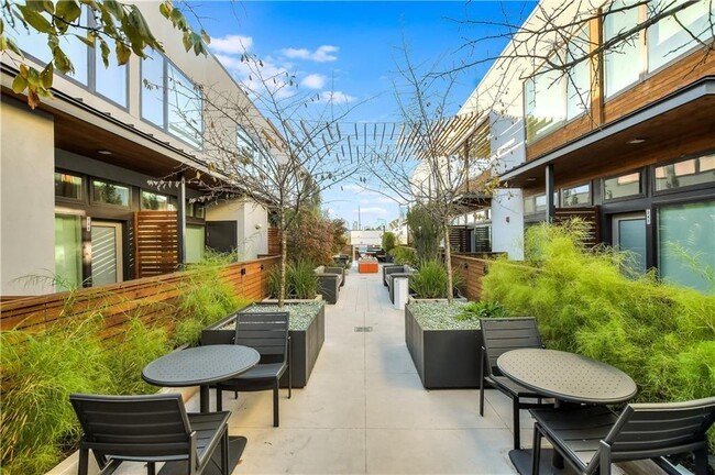 Building Photo - 2002 E 7th St