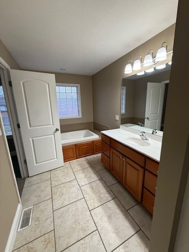 Building Photo - 409 DALHLIA