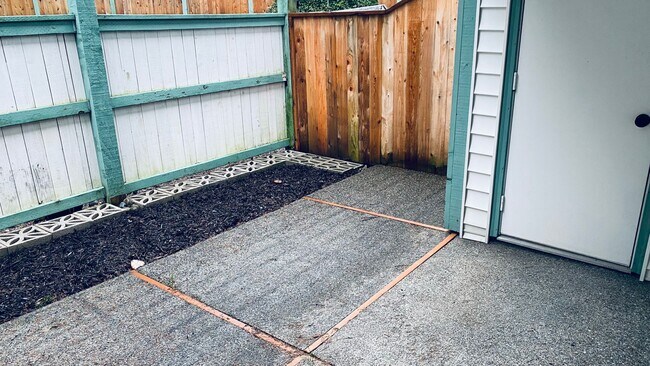 Building Photo - Cute and Quaint Updated Federal Way Condo