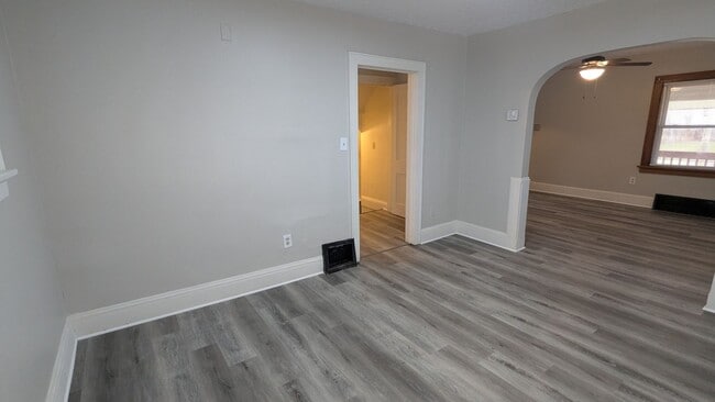Building Photo - Charming 3-bedroom, 1-bathroom home located in the vibrant city of Akron