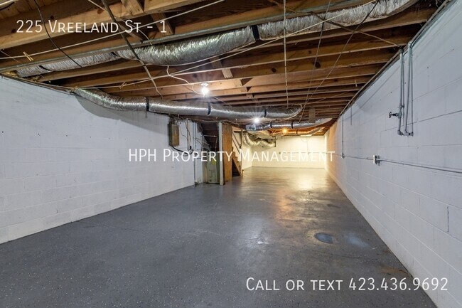 Building Photo - 225 Vreeland St