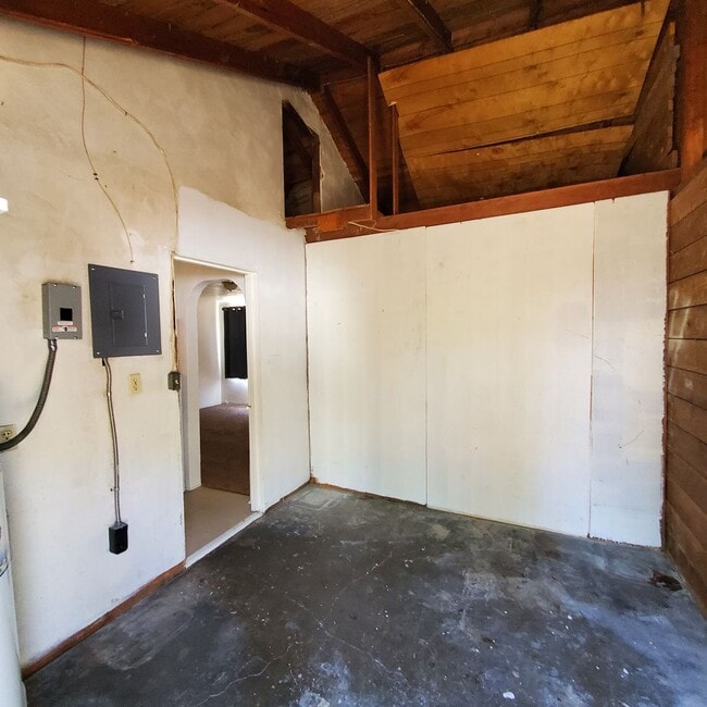 Building Photo - Cozy 2 Bed, 1 Bath Home close to Burkhart ...