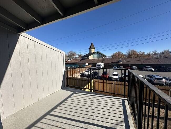 Building Photo - Adorable Top-Floor Unit
