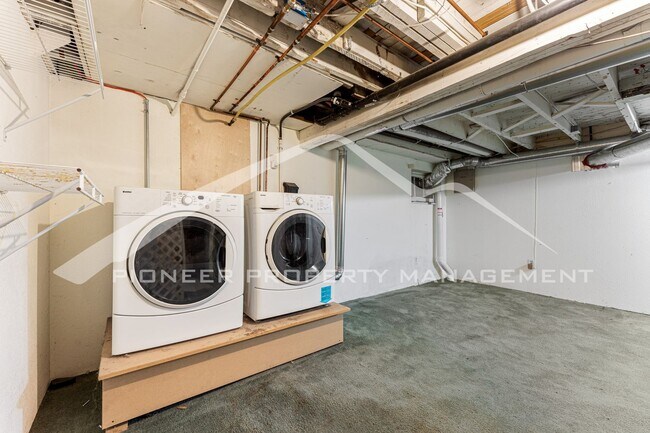 Building Photo - 3256 Meade St