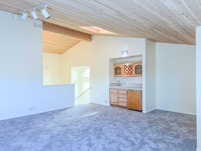 Building Photo - Stunning Oceanfront 3 Bed 3 Bed | Hollywoo...