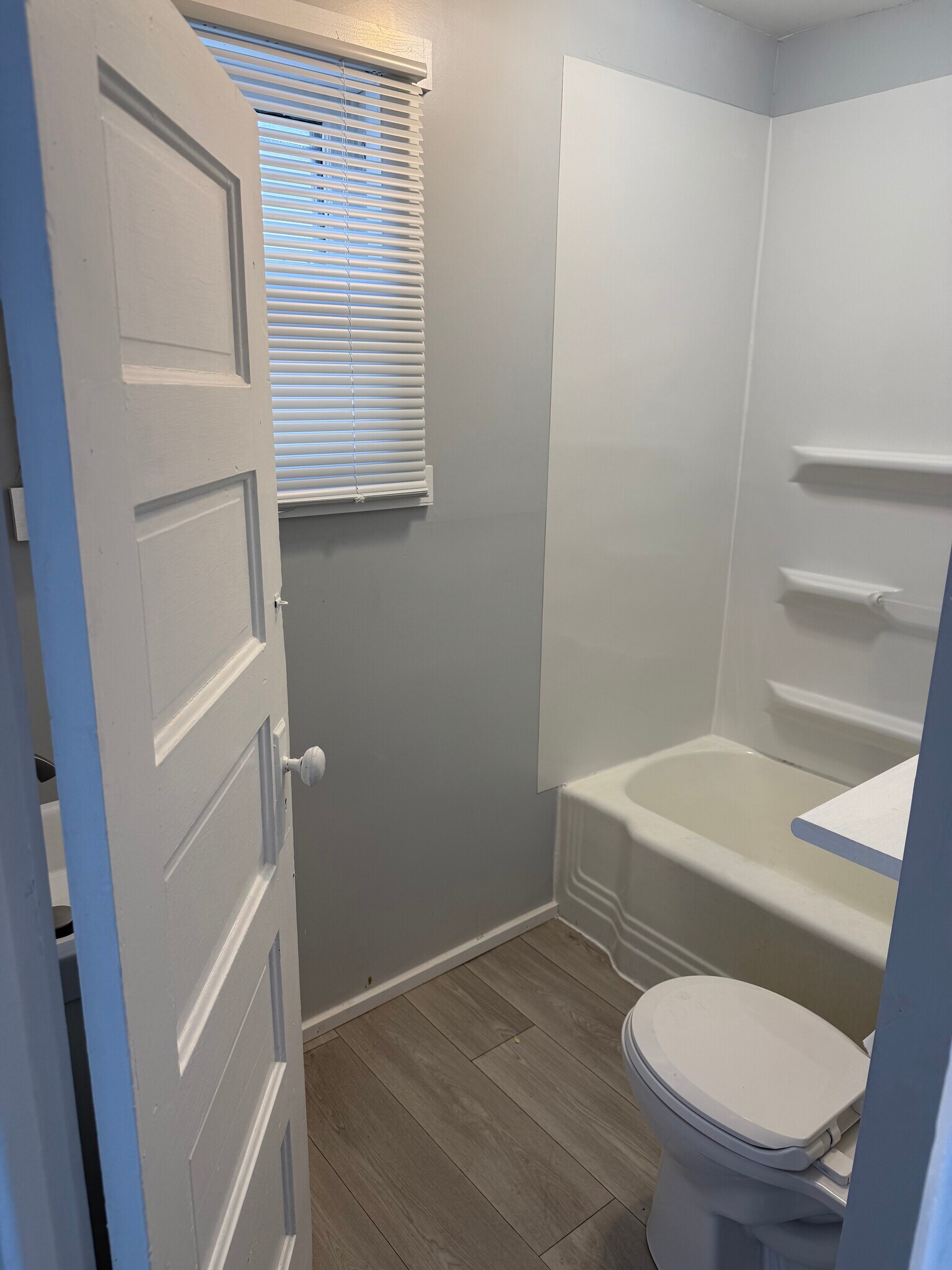 Bathroom - 1501 E Markland Ave