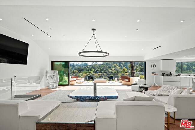 Building Photo - 8744 Skyline Dr