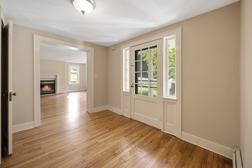 Building Photo - 511 E Seneca St