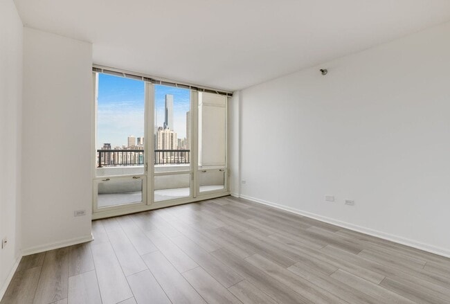 Building Photo - 345 N La Salle Dr