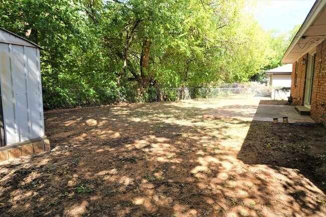 Building Photo - 1813 Hardy Dr