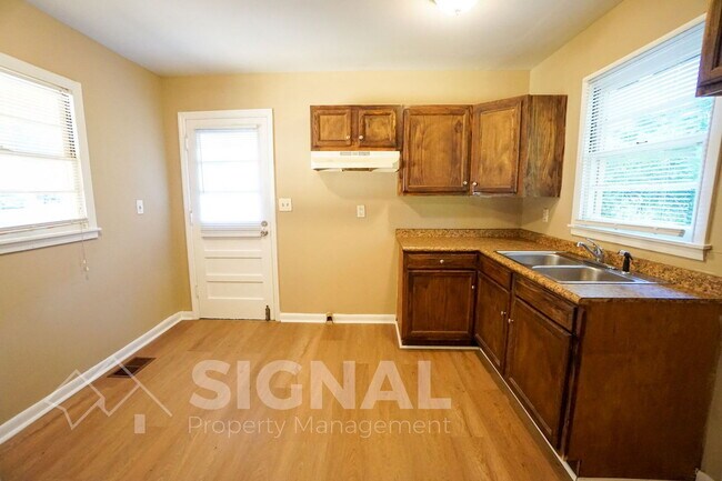 Building Photo - 748 Meadowbrook Dr