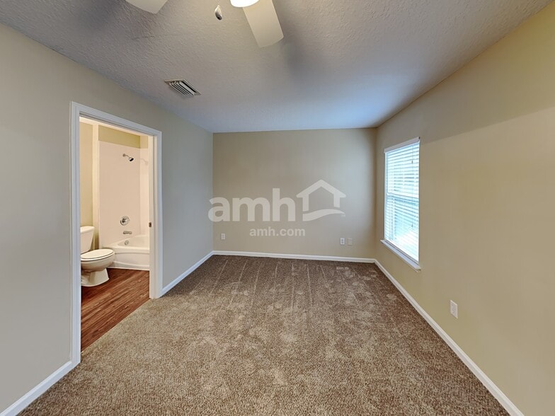 Building Photo - 456 Evergreen Way