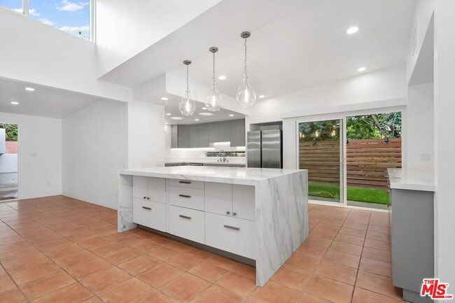 Building Photo - 1248 Bienveneda Ave