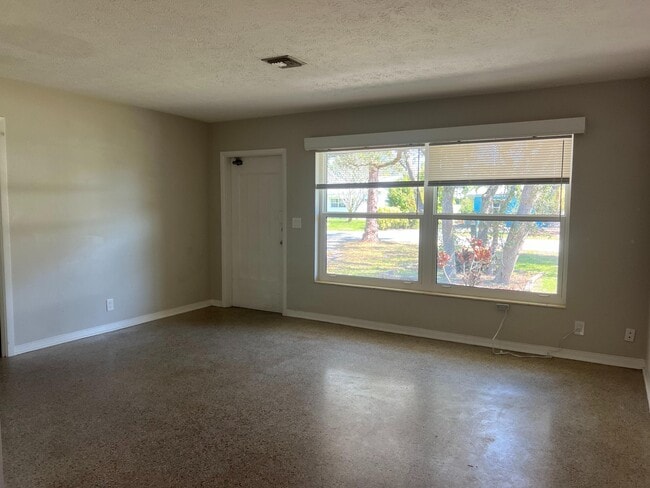 Building Photo - 611 SE Flamingo Ave