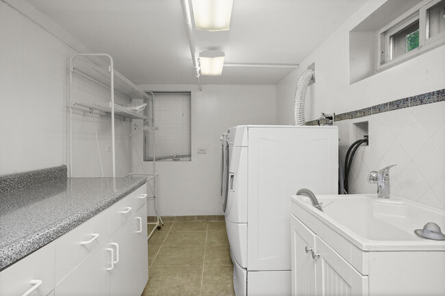 Large laundry room. - 319 Davenport Ave