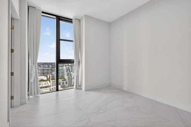 Building Photo - 700 NE 24th St