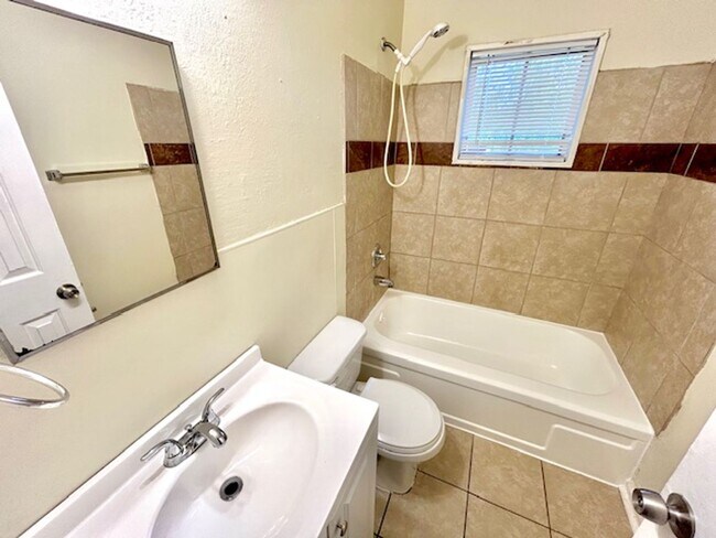 Building Photo - 2433 Shepherd Dr NW