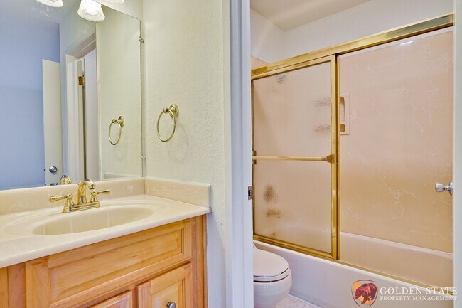 Building Photo - Beautiful Top Floor Condo in Prime Mountain View Location