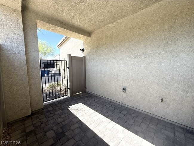 Building Photo - 522 Spy Rock Ave