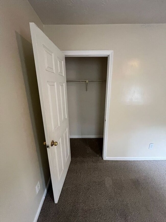Building Photo - Finally 2 bedroom 1.5 bath available in La...