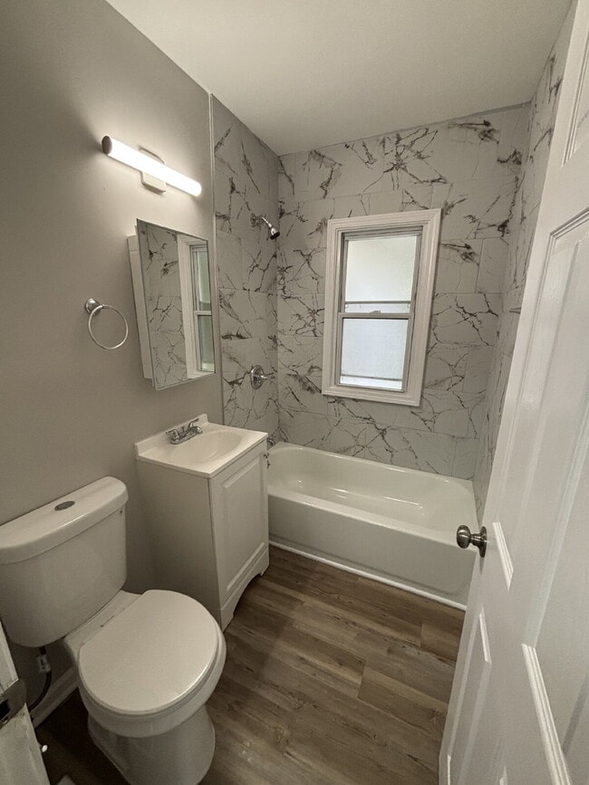 Building Photo - Charming 4-bed home in Gary!