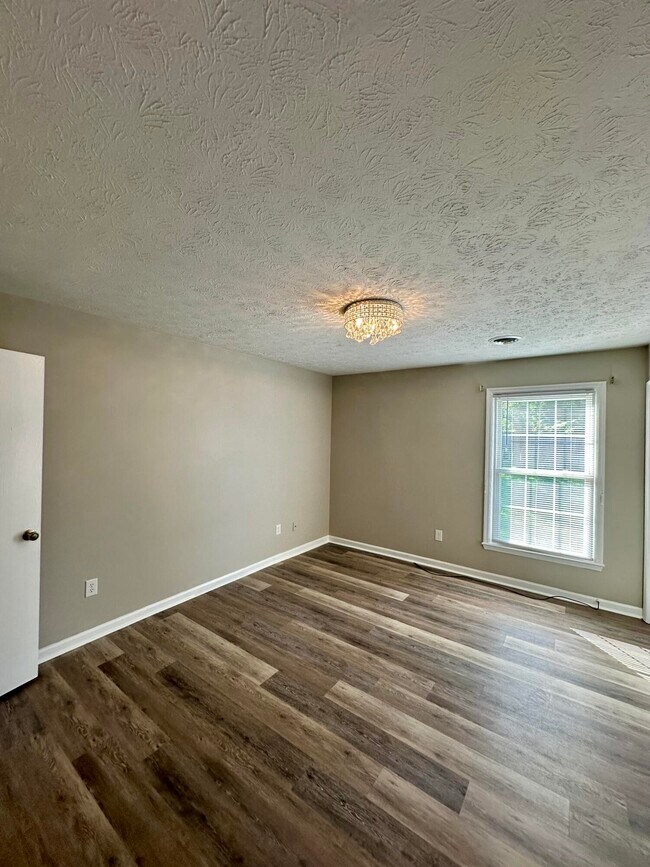 Building Photo - 3353 Kenesaw Dr