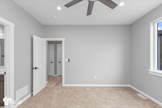 Building Photo - 550 W Galway Dr