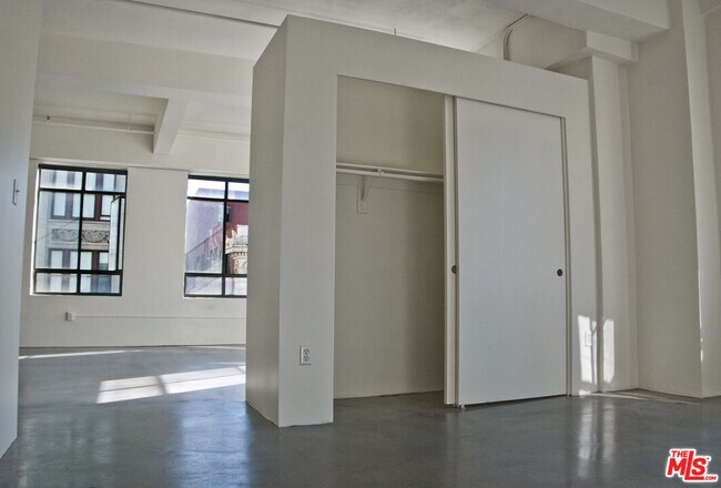 Building Photo - 849 S Broadway