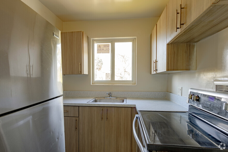 1BR, 1BA - 630SF - Kitchen - Riverland Court Apartments