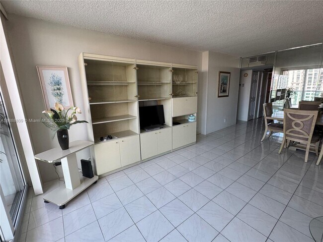 Building Photo - 100 Bayview Dr