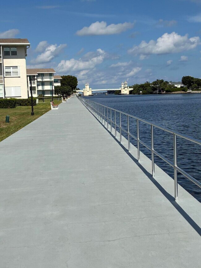 Building Photo - 650 Horizon St E