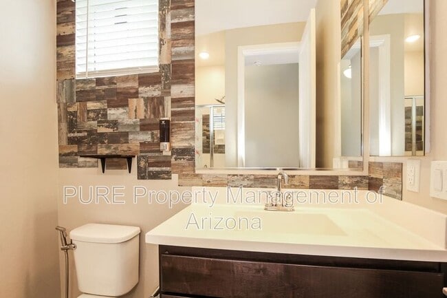 Building Photo - 852 W Park Ave