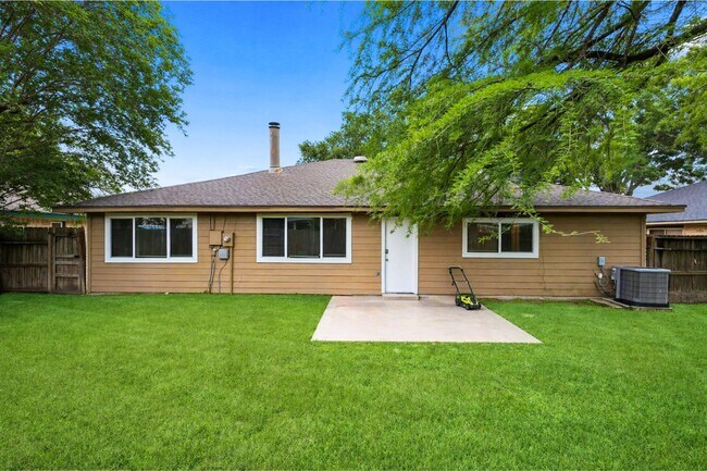 Building Photo - 2747 Sicklepod Dr