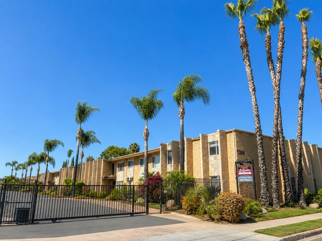 Building Photo - Beautiful Updated 2 Bed / 1.5 Bath Condo