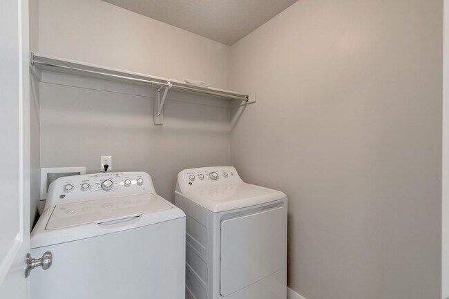 Building Photo - Available Now | American Fork, UT | 5 Bed | 3 Full Bath | Single-Family Home