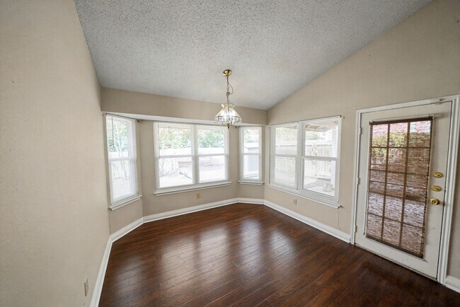 Building Photo - Great Home Near Randolph AFB - Realtor Com...