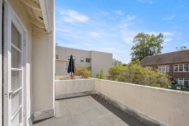 Building Photo - North Berkeley 2 Bedroom Rare Finds!