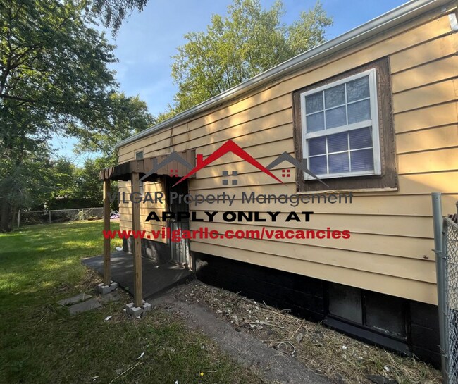 Building Photo - This attractive 2 large bedroom, 1 bathroo...