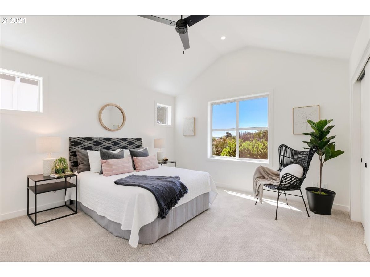 Building Photo - 3958 SE Gladstone St