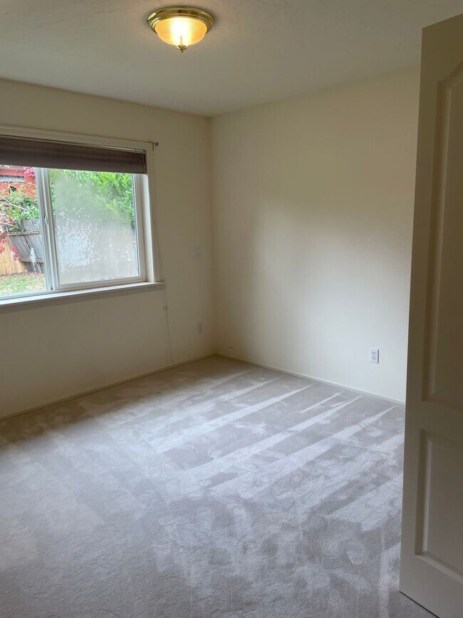 Building Photo - Single Level Useless Bay Home with Bonus Room!