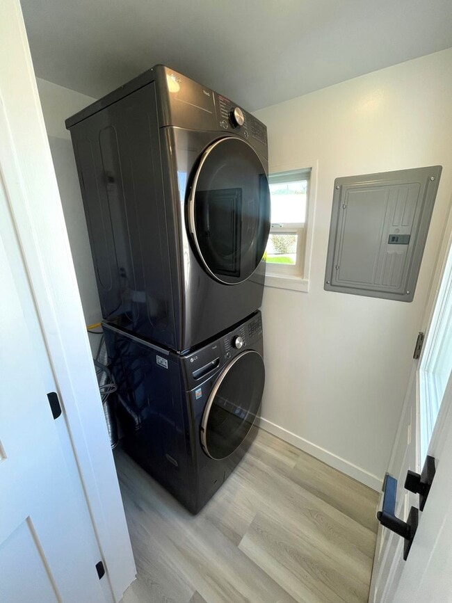 Building Photo - Beautiful, Tree-Lined Street in Residential Neighborhood. Remodeled, with AC, Personal Washer/Dryer